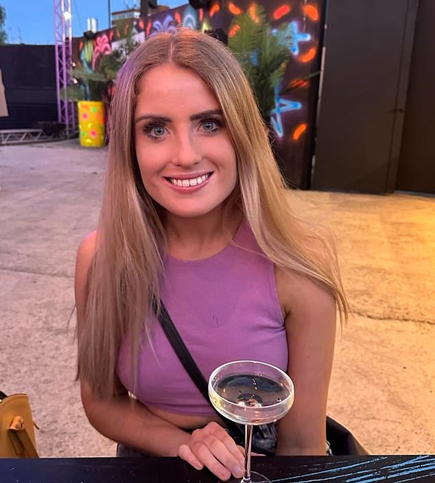 La abogada británica Simone White, de 28 años, de Orpington, Kent (en la foto), murió después de beber tragos gratis supuestamente mezclados con metanol mortal.