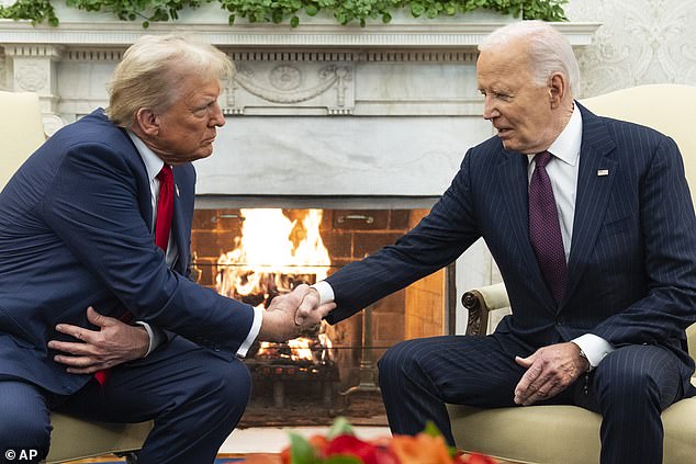 El presidente electo Donald Trump (izquierda) le da la mano al presidente Joe Biden (derecha) durante su reunión en la Oficina Oval el 13 de noviembre. La transición se había retrasado porque el equipo de Trump se negó a firmar tres memorandos de entendimiento con el gobierno federal.