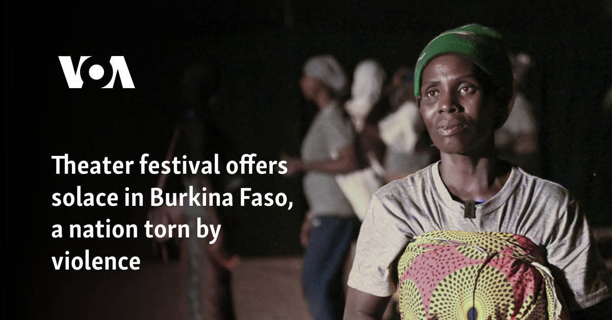 El festival de teatro ofrece consuelo en Burkina Faso, una nación desgarrada por la violencia
