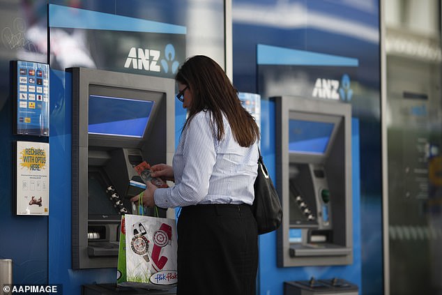 Alrededor de 1,5 millones de australianos todavía utilizan efectivo. En la foto, una mujer retirando dinero en efectivo en un cajero automático.