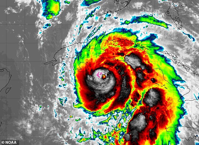 A las 10:00 am ET, Rafael estaba ubicado aproximadamente a 130 millas al sur-sureste de La Habana y avanzaba hacia el noroeste a 14 mph, con vientos máximos sostenidos de 110 mph.