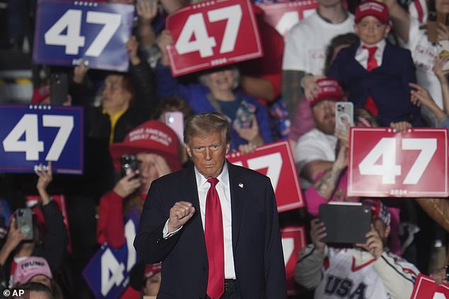 Donald Trump estaba en un modo poco común de reflexión el viernes por la noche, mientras les decía a sus seguidores que sus mítines de campaña estaban llegando a su fin a medida que se acercaba el día de las elecciones.