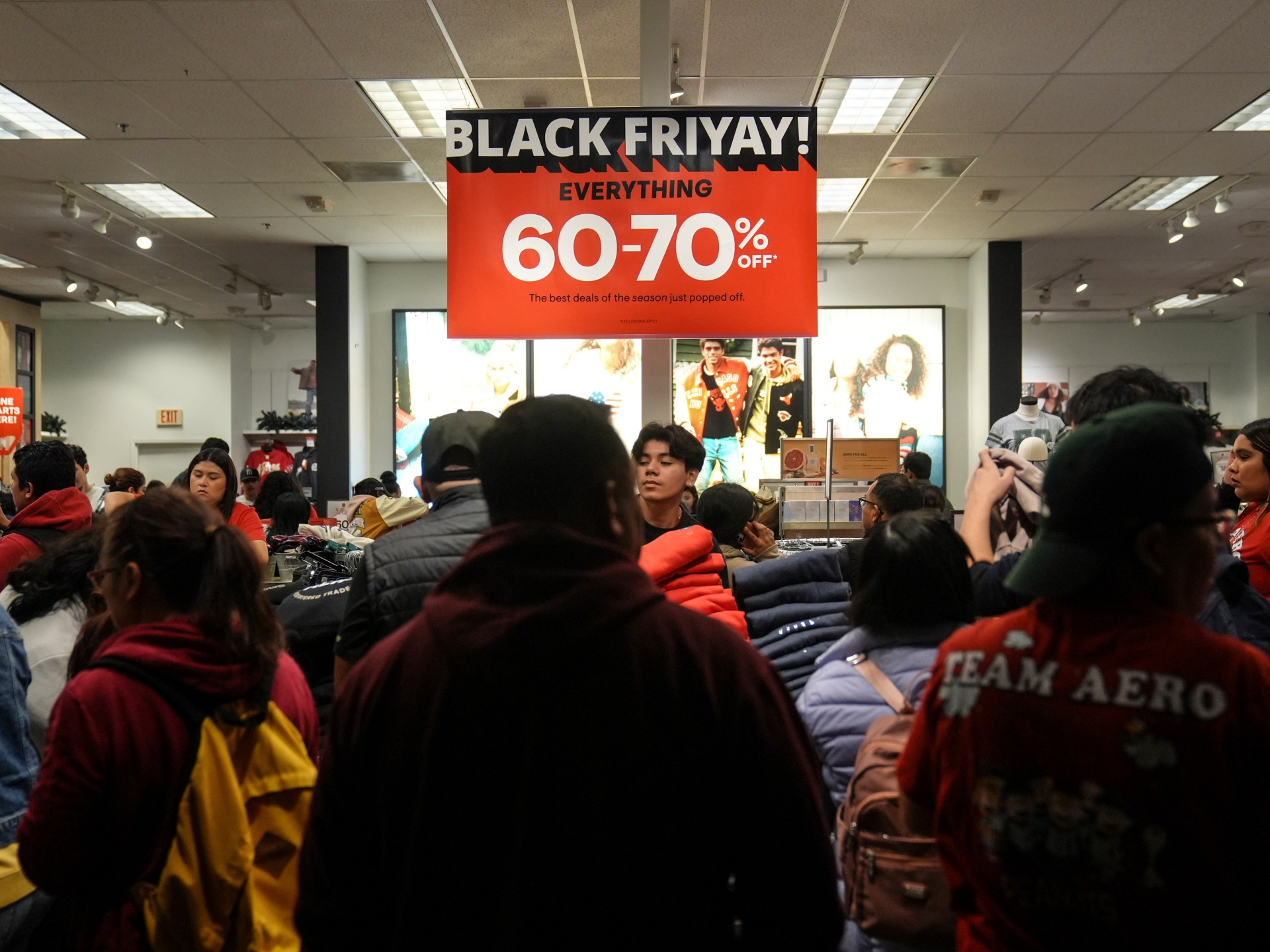 El miedo a los aranceles de Trump impulsa a los compradores a buscar ofertas del Black Friday
