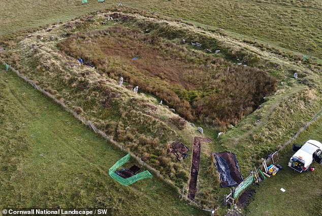 Los arqueólogos dicen que el misterioso sitio conocido como King Arthur's Hall (en la foto) es 4.000 años más antiguo de lo que se pensaba