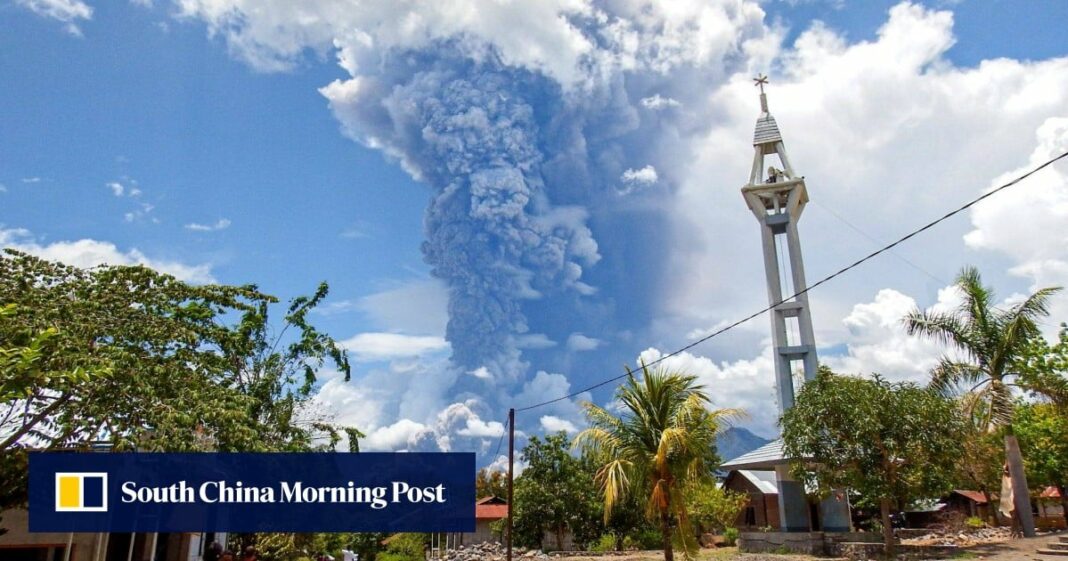 El monte Lewotobi Laki-Laki de Indonesia arroja cenizas días después de una erupción mortal
