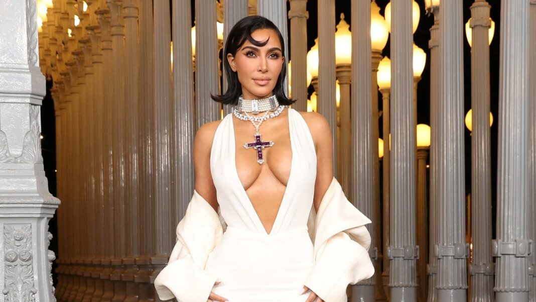 El 'novio de bajo mantenimiento' de Kim Kardashian de $ 30 mil del Tesla de Elon Musk provoca reacciones salvajes en los fanáticos
