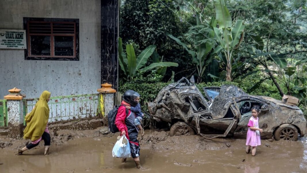 El número de muertos por deslizamientos de tierra en el norte de Sumatra en Indonesia aumenta a 27
