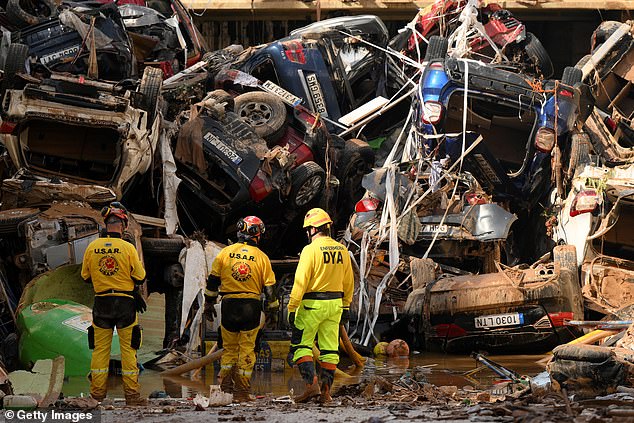 Miembros de los bomberos, que forman parte de una unidad de búsqueda y rescate, realizan trabajos mientras automóviles y escombros bloquean un túnel después de la reciente inundación repentina en el cercano municipio Benetusser el 1 de noviembre de 2024 en el municipio Benetusser de Valencia, España.