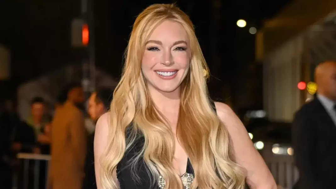 El padre de Lindsay Lohan dice que la estrella de Mean Girls 'nunca se sometió a ninguna cirugía plástica' en medio de rumores
