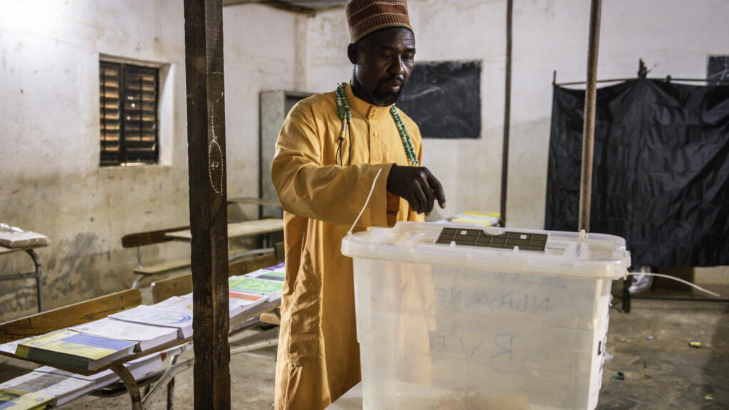 El partido gobernante de Senegal reivindica una 