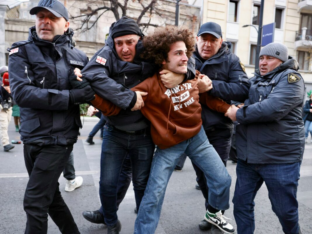 El presidente cuestiona los resultados electorales mientras Georgia toma medidas enérgicas contra los manifestantes
