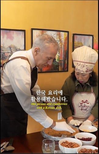 Top U.S. envoy to Seoul joins S. Korean YouTuber in fusion of traditions on Thanksgiving