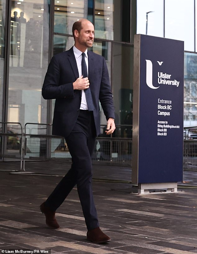 El príncipe William se enfrentó a abucheos y burlas cuando salió del campus central de la ciudad de Belfast de la Universidad de Ulster después de una visita esta tarde.