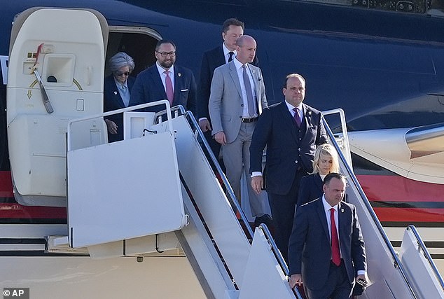 Desde la izquierda, Susie Wiles, Jason Miller, Elon Musk, Stephen Miller, Boris Esphteyn, Natalie Harp y Dan Scavino, salen de la casa del presidente electo Donald Trump cuando llega.