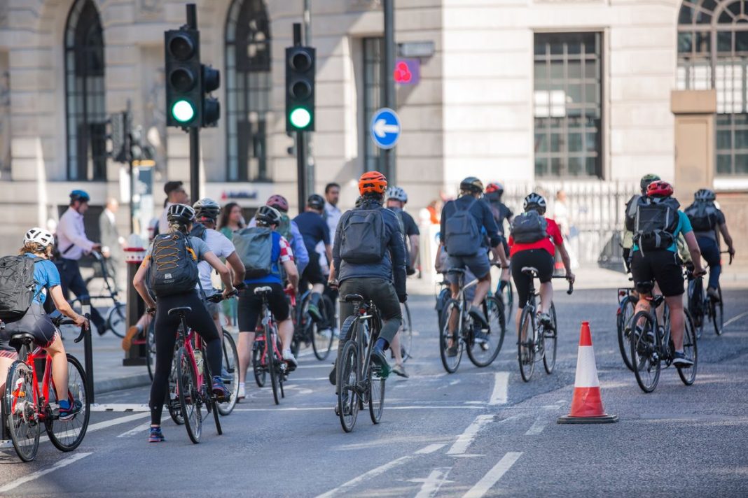 El uso ilegal de bicicletas eléctricas no se detendrá prohibiendo el uso de bicicletas en las ciudades, solo causará molestias a quienes quieren hacer de nuestras áreas urbanas un lugar mejor.
