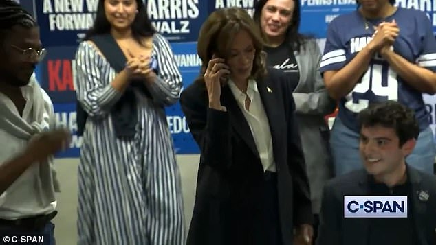 Kamala Harris quedó atrapada en un vergonzoso error el día de las elecciones después de mostrar su celular a las cámaras mientras 