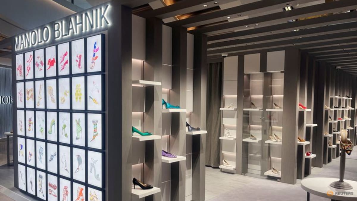 El zapatero de lujo Manolo Blahnik ingresa al mercado chino después de 22 años de disputa legal
