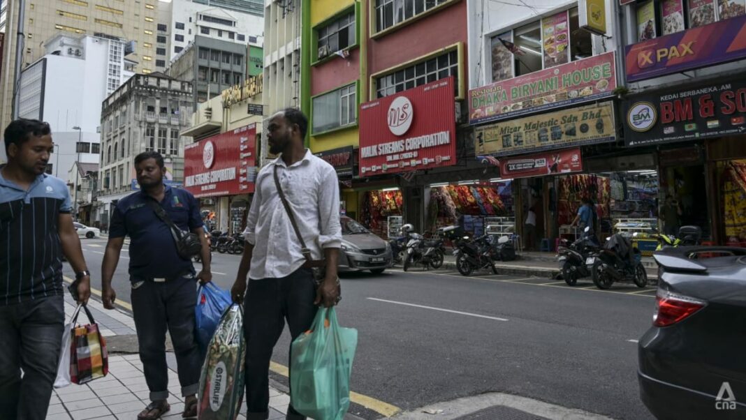 En Malasia, los letreros en idiomas distintos del malayo se están convirtiendo en un tema político caliente
