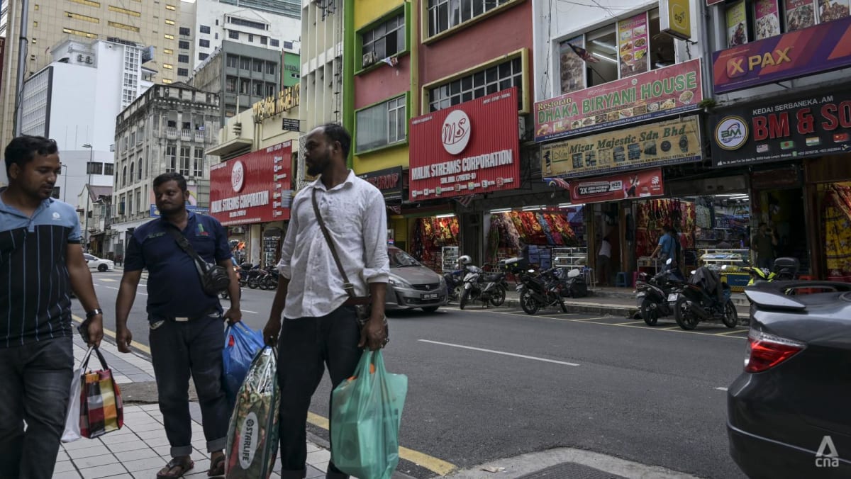 En Malasia, los letreros en idiomas distintos del malayo se están convirtiendo en un tema político caliente
