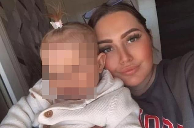 Nikita Jones, de 22 años, de Port Talbot, notó por primera vez un bulto entre sus senos en el verano de 2023, cuando su hija recién nacida, Vienna, tenía solo dos meses.