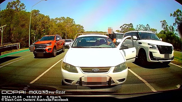 En las imágenes se puede ver a un hombre lanzando golpes al conductor de la ute mientras intentaba salir del vehículo.