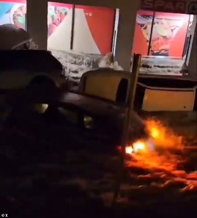 Las imágenes muestran fuertes corrientes arrastrando coches mientras las inundaciones arrasaban las calles de Cadaqués, Girona, esta mañana.