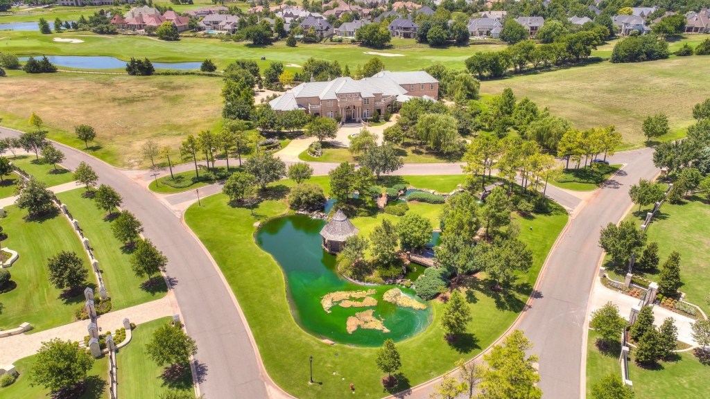 Esta mansión de 11.000 pies cuadrados en Oklahoma en un campo de Arthur Hills está a la venta por 5,5 millones de dólares
