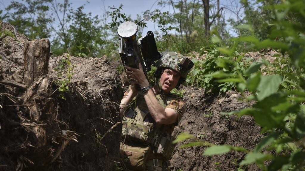 Estados Unidos da luz verde al despliegue de contratistas militares para reparar armas en Ucrania
