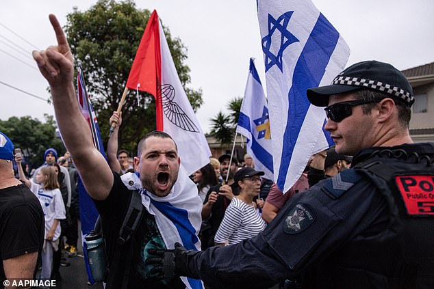 Manifestantes pro Israel y Pro Palestina se enfrentaron frente a una popular sinagoga de Melbourne el lunes por la noche.