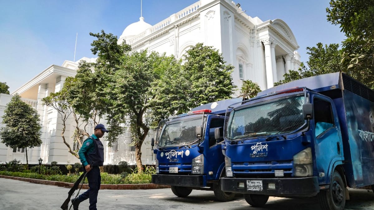 Exministros bangladesíes enfrentan cargos de "masacre" en los tribunales
