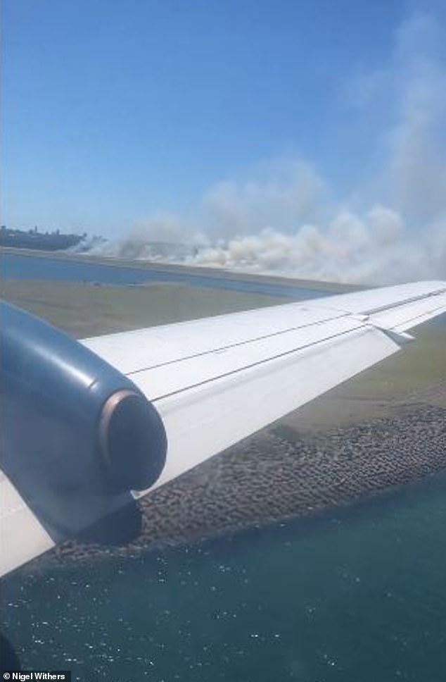 Se entiende que el vuelo QF520 de Qantas acababa de despegar de Sydney a Brisbane poco antes de la 1:00 p.m. cuando uno de los motores falló y los pasajeros escucharon un fuerte 