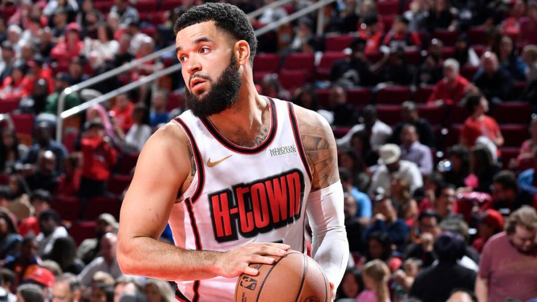 Expulsión de Fred VanVleet: el armador de los Rockets casi mete el dedo en el ojo del árbitro durante un arrebato
