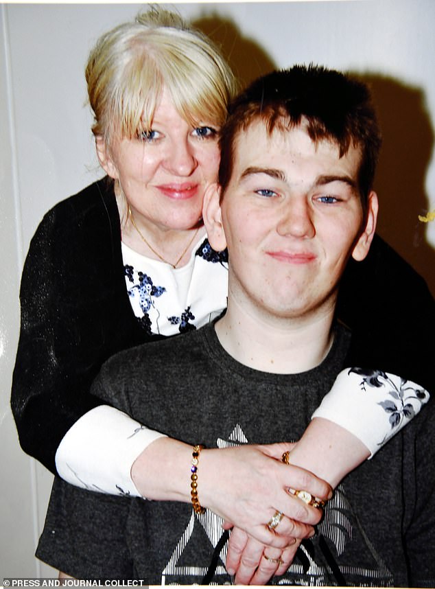 Kyle Gibbon, que ha estado en Carstairs durante 15 años, con su madre Tracey