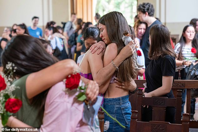 Se llevó a cabo una vigilia en la capilla de descanso dentro del Cementerio Británico de Buenos Aires, cuando se cumple un mes desde la fatal caída de la estrella del pop británico Liam Payne desde un balcón del tercer piso de la ciudad.