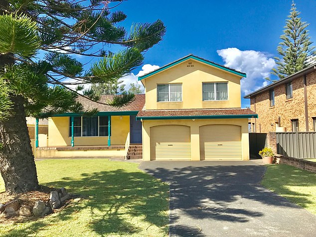 Decenas de adolescentes estaban de fiesta en una propiedad de alquiler de tres habitaciones (en la foto) en Vincentia, 200 kilómetros al sur de Sydney, el sábado por la noche cuando un pequeño balcón del dormitorio principal de arriba cedió a las 23.30 horas.