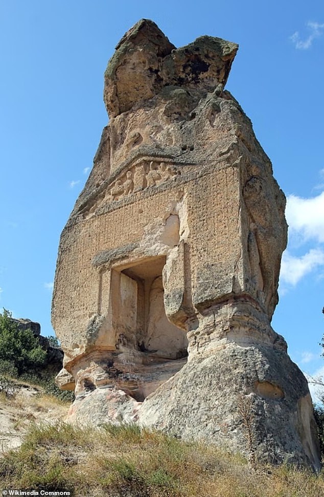 Arslan Kaya es una de las ocho fachadas de piedra similares ubicadas en las Tierras Altas de Frigia. Se cree que estas estatuas ornamentadas representan santuarios o templos de la diosa madre.