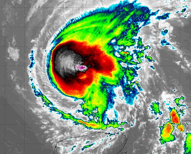 El Centro Nacional de Huracanes (NHC) de Miami emitió un aviso sobre el huracán Rafael el viernes, diciendo que la tormenta generará marejadas que 