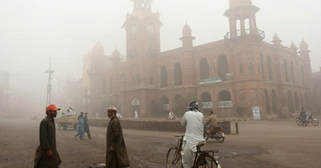 Fotos: El smog récord de Pakistán afecta a los niños y obliga a la gente a regresar a casa
