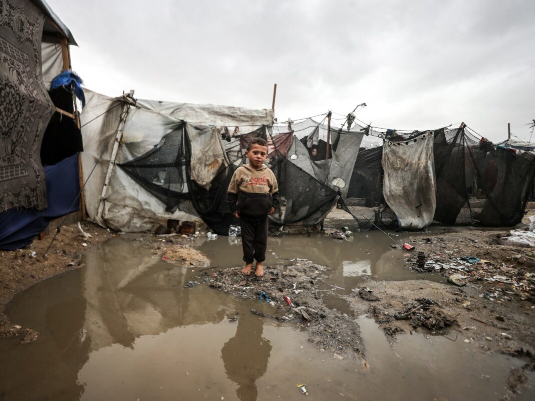 Fotos: Fuertes lluvias inundan tiendas de campaña en Gaza, provocando miseria a los palestinos
