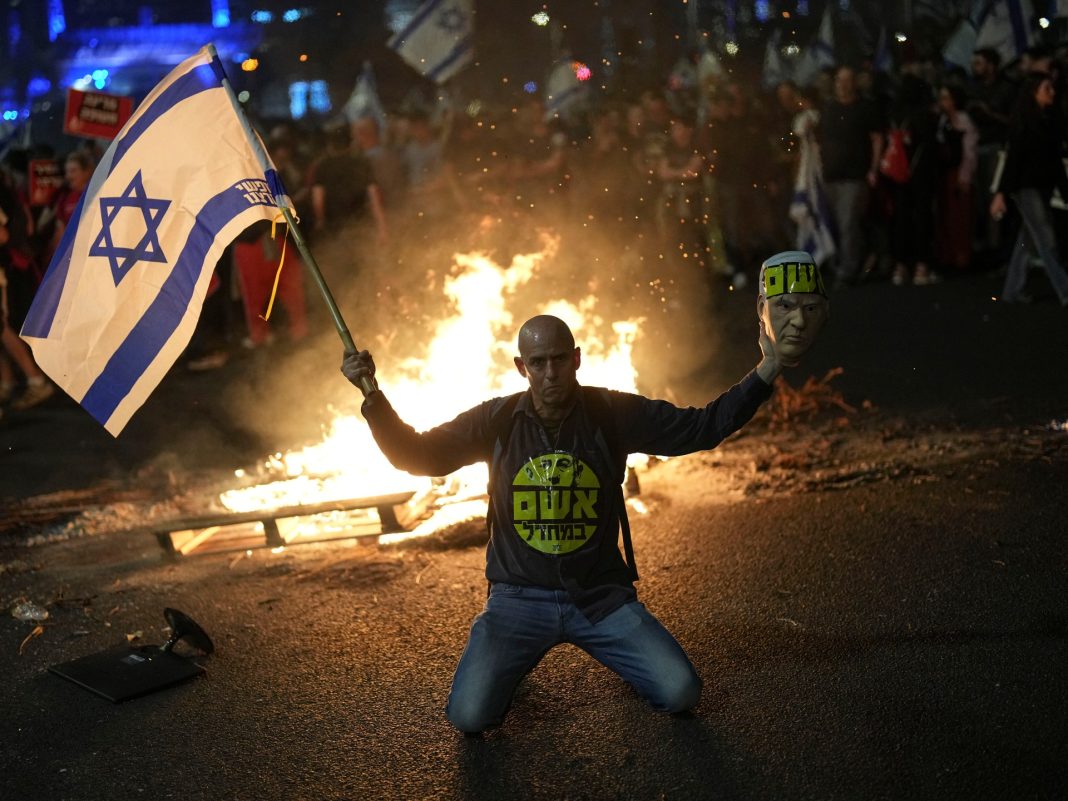 Fotos: Personas en todo Israel protestan por el despido del ministro de Defensa
