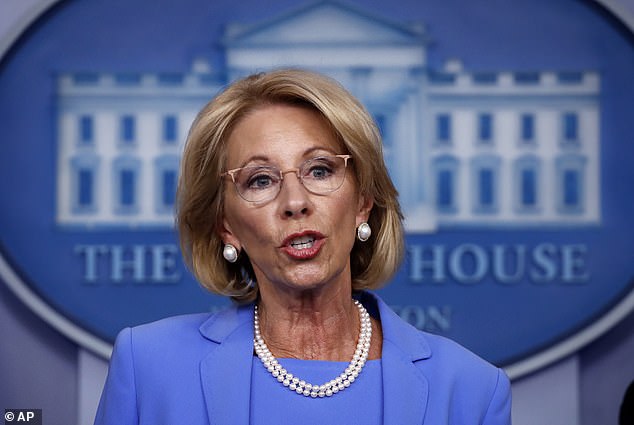 La Secretaria de Educación, Betsy DeVos, habla en la sala de conferencias de prensa James Brady en Washington.