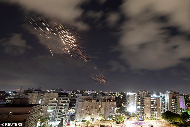 El sistema antimisiles Cúpula de Hierro de Israel intercepta cohetes disparados por la República Islámica, visto desde Ashkelon, Israel, el 1 de octubre.