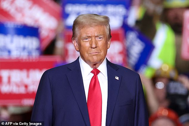 El ex presidente de Estados Unidos y candidato presidencial republicano Donald Trump observa durante un mitin de campaña en el PPG Paints Arena en Pittsburgh, Pensilvania, el 4 de noviembre de 2024.