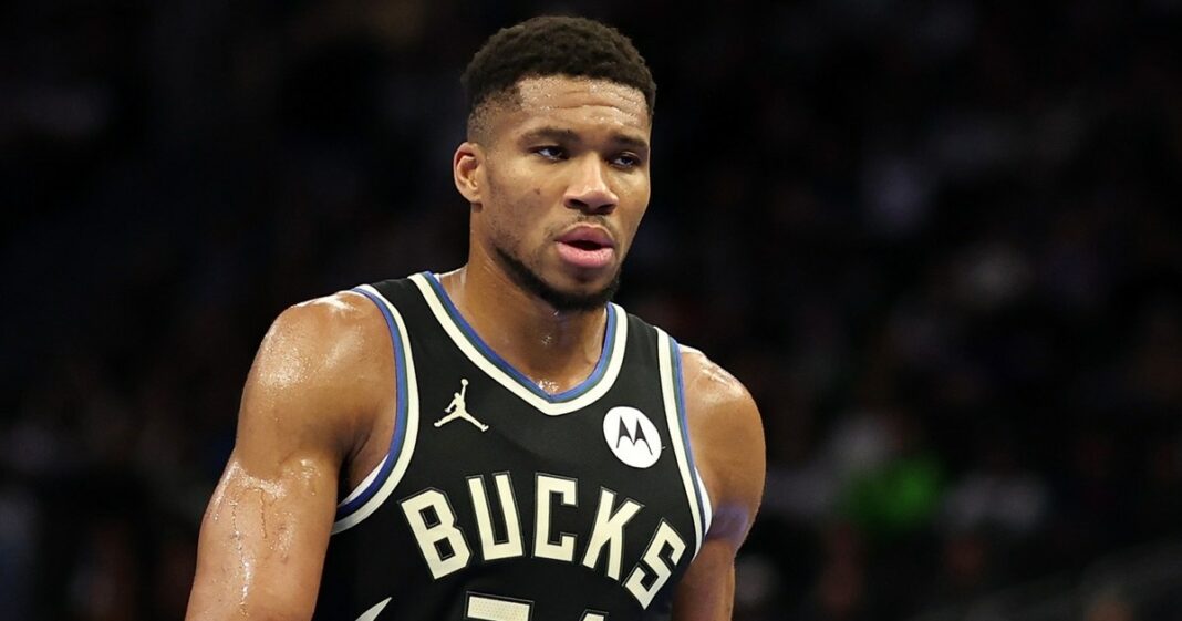 Giannis Antetokounmpo de los Bucks se pierde el partido contra el Heat debido a una lesión en la rodilla
