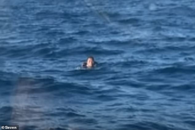 El ciudadano vietnamita fue reportado como desaparecido del carguero el jueves por la noche y fue encontrado a 5 kilómetros de la costa el viernes por la tarde por un par de pescadores en un pequeño bote que lo vieron agitando los brazos (en la foto).