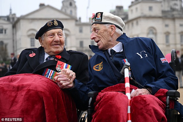 Los veteranos de la Segunda Guerra Mundial, Alec Penstone y Mervyn Kersh, estuvieron entre los que participaron en el desfile de guardias a caballo antes de la marcha de la Legión Real Británica frente al cenotafio hoy.