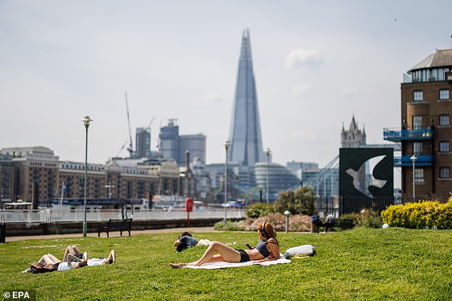 Los británicos están listos para disfrutar de un regreso al sol y al cielo azul el Día del Recuerdo después de soportar dos semanas de clima sombrío. En la foto: La gente disfruta del sol en Londres en mayo.