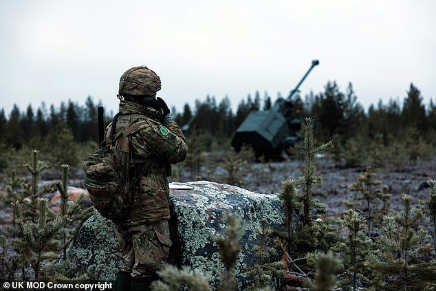 El comandante de la sección de la línea de armas, el sargento Rai, utiliza una radio para hablar con las tripulaciones de arqueros del 19.º Regimiento de Artillería Real. Simulacros de fuego real de la OTAN en Finlandia llamados Ejercicio Frente Dinámico.