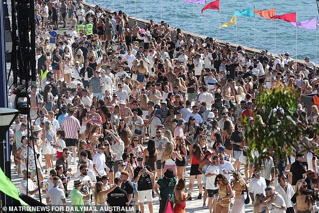 Miles de asistentes a la fiesta acudieron el sábado al escenario musical del puerto de Harbourlife.