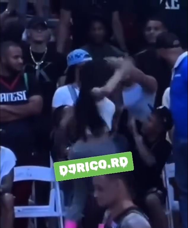 Una rapera dominicana pareció provocar una pelea en un partido de baloncesto al que asistía con su hija de un año